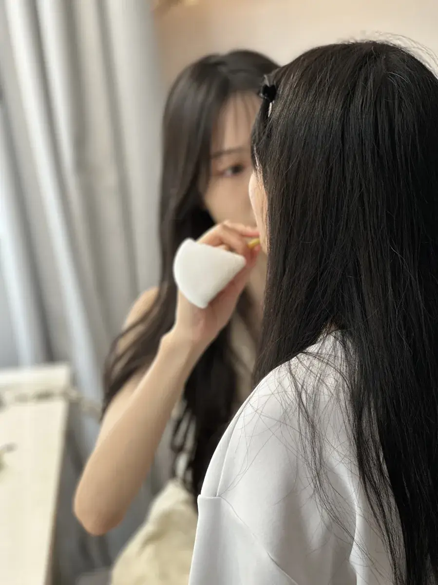 化妝師以海綿為客人上底妝的工作照