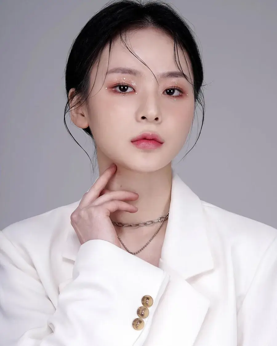 派對妝容：粉紅色調眼妝，搭配白色西裝外套