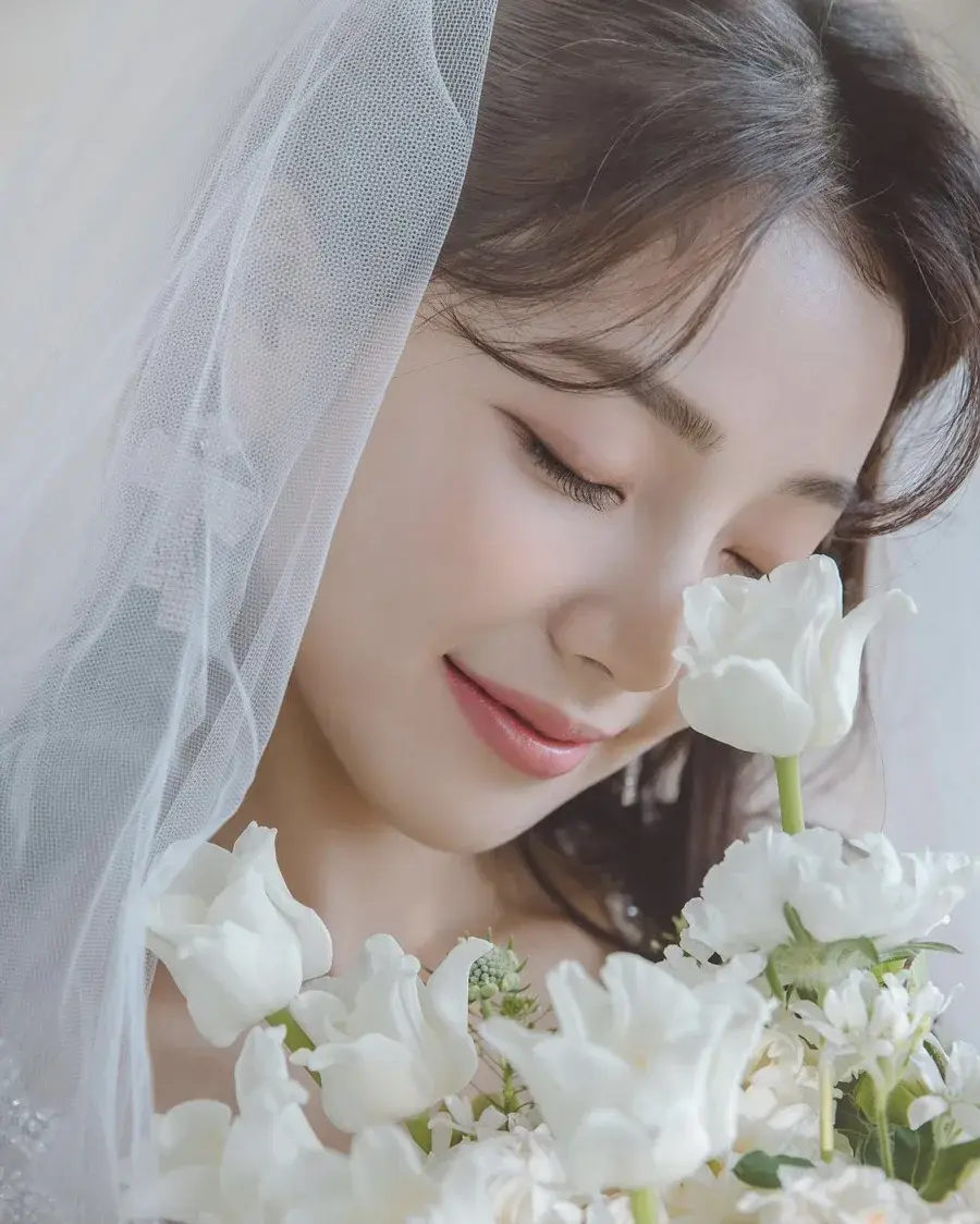 婚禮妝容：頭戴白紗，手捧白色花朵的新娘造型